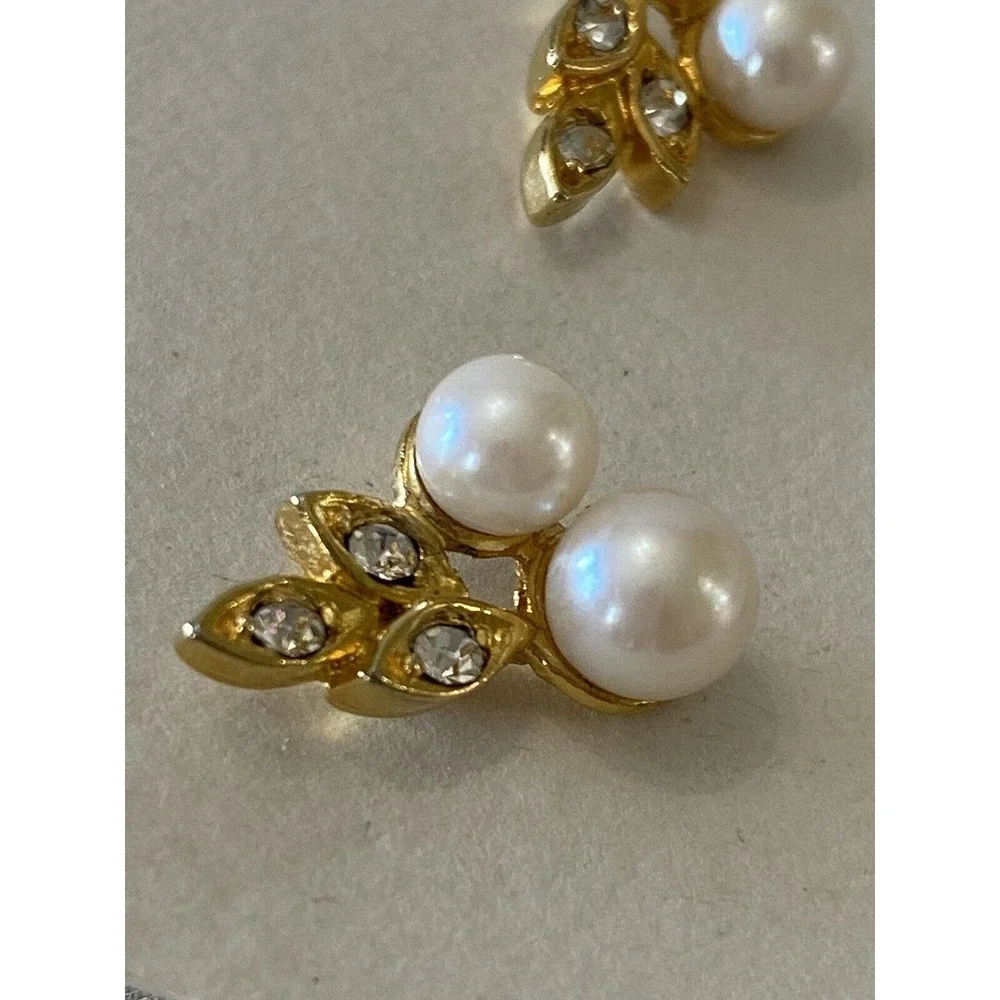 Vintage Stud Pierced Earrings Gold tone Floral 2 Pearl And Rhinestones Design - Picture 4 of 5